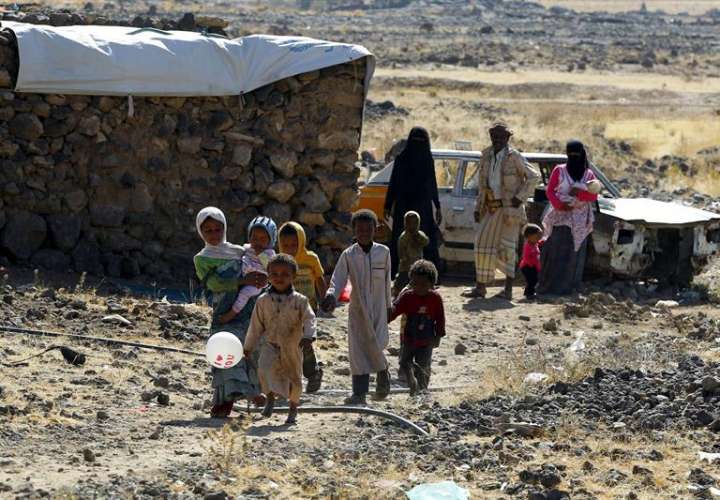 Niños desplazados yemenís permanecen en un campo para desplazados interinos en Saná, Yemen. EFE/Archivo