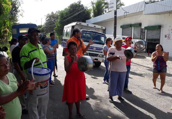 Salen a protestar por falta de agua en Las Delicias de Penonomé