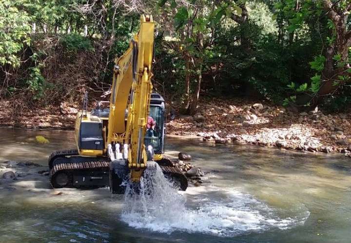 También se realizan trabajos de dragado en el río.  /  Foto: @IDAANInforma