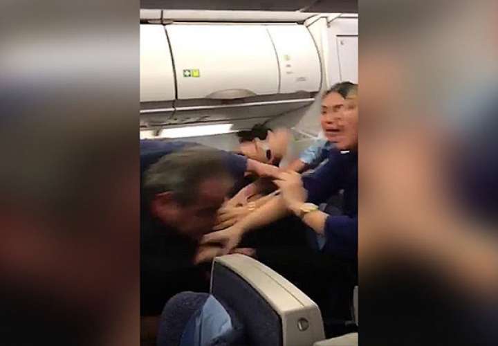 #Video: Pelea de dos pasajeros en pleno vuelo 