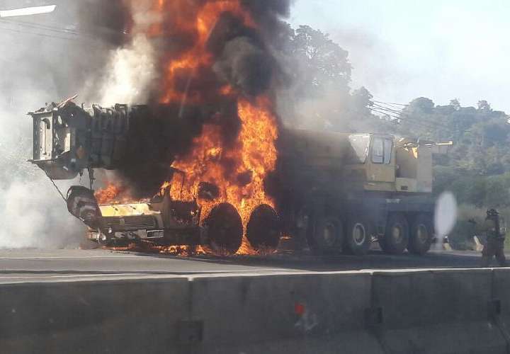 Grúa ardió en la autopista Arraiján-La Chorrera 