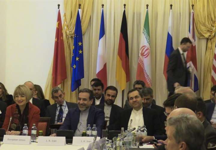 Reunión celebrada en Viena el pasado 10 de diciembre de la comisión formada por representantes de seis grandes potencias e Irán, para revisar la puesta en marcha del acuerdo nuclear con la República Islámica, en vigor desde hace justo un año. EFE/Archivo 