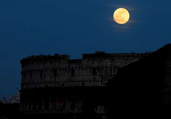 La luna llena brilla sobre el Coliseo romano. EFE/Archivo