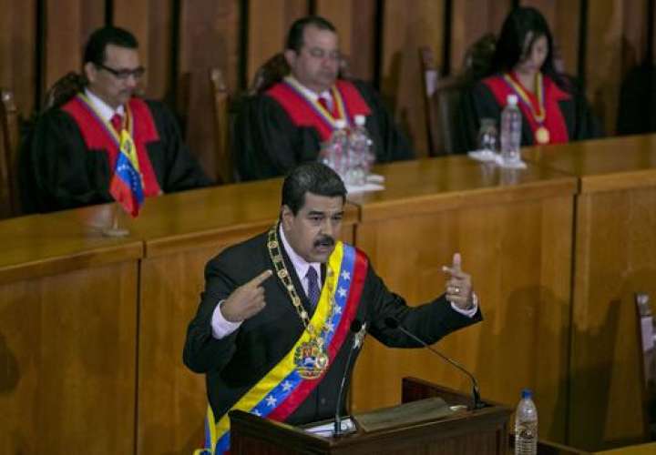 El gobernante venezolano también acusó a la administración estadounidense actual de intentar influir en la política venezolana.  /  Foto: AP