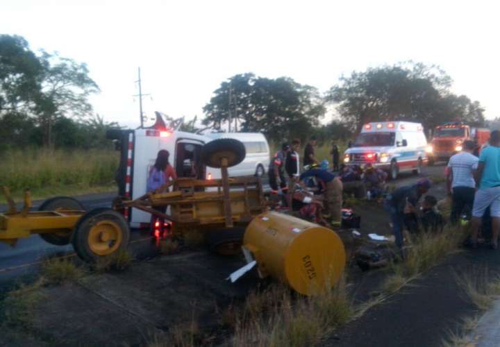 Colisión de bus contra tractor deja 10 heridos