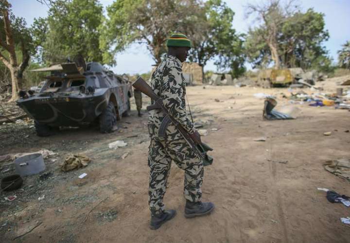 Un soldado maliense en un campamento militar arrasado en un ataque. EFE/Archivo