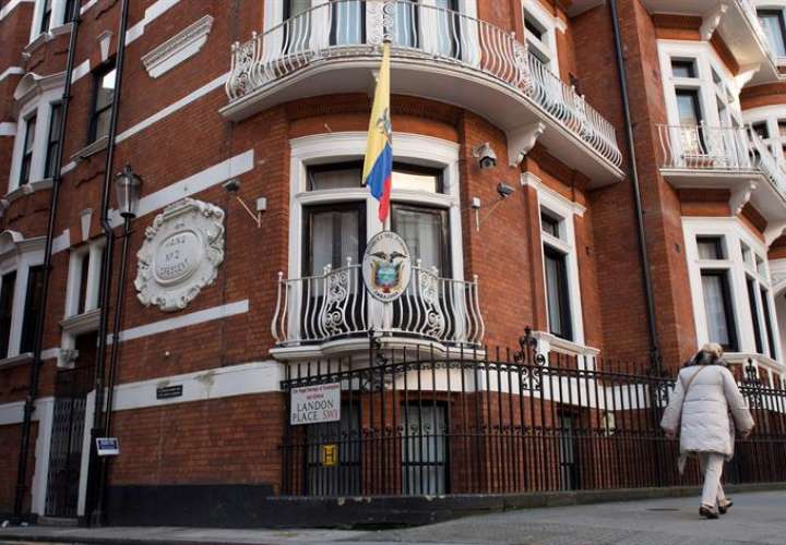 Vista de la fachada de la Embajada de Ecuador en Londres (Reino Unido) hoy, 18 de enero de 2017. EFE