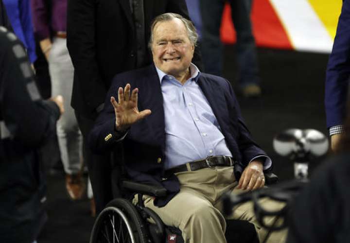 George Bush sufre una forma de Parkinson y se desplaza con una silla de ruedas o en un vehículo motorizado.  / Foto: AP