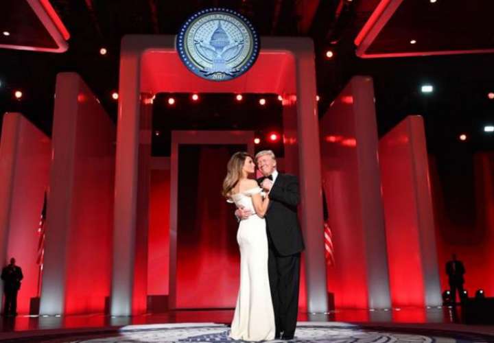 Donald Trump y Melania en su primer baile presidencial