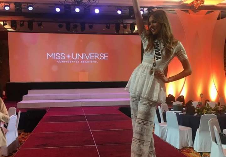 Duterte recibe en Manila a las candidatas a Miss Universo