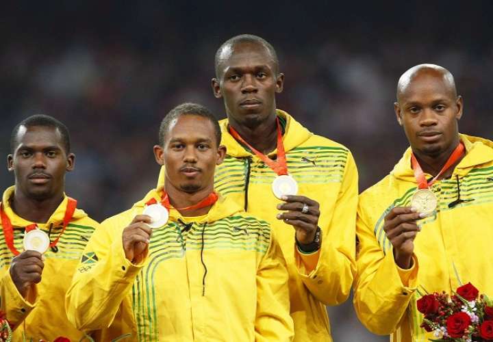 Los jamaicanos (i-d) Nesta Carter, Michael Frater, Usain Bolt, y Asafa Powell en el podio los Juegos Olímpicos de Pekín 2008. Foto EFE