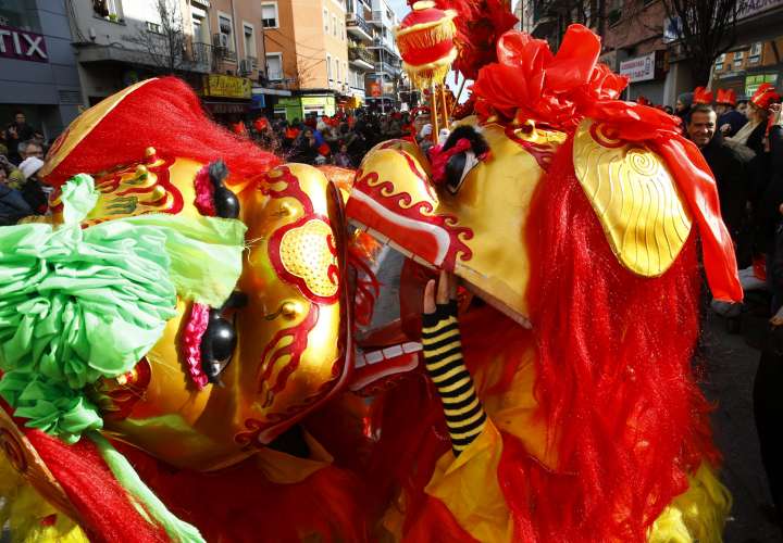 Chinos reciben Año del Gallo que traerá cambios "drásticos"