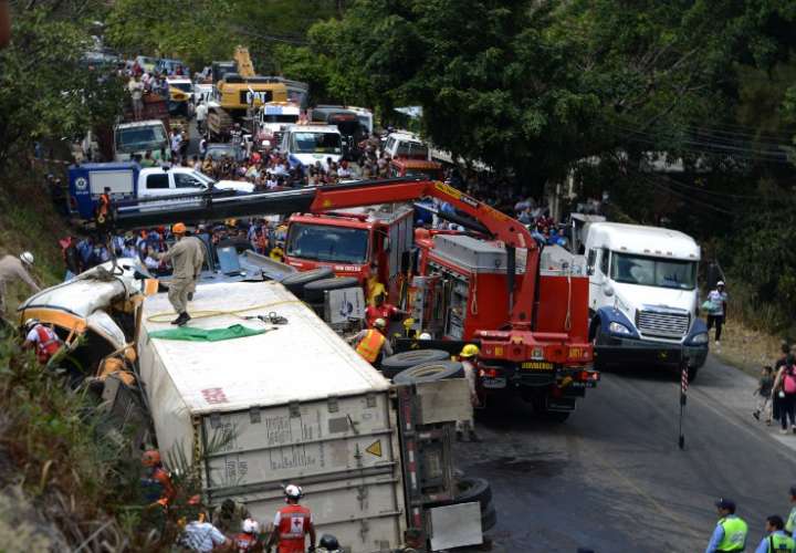 Las autoridades confirmaron que el conductor del camión fue detenido. Buscan determinar si provocó el accidente por exceso de velocidad. / Foto: AFP