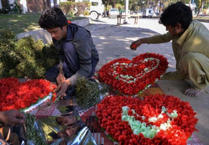 Pese a la prohibición, algunos restaurantes de Islamabad siguen enviando mensajes y publicitando el Día de San Valentín. / Foto: AFP
