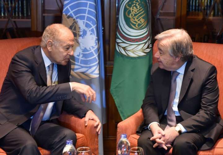 El Secretario General de la Liga Árabe, Ahmed Aboul Gheit (L), se reúne con el Secretario General de las Naciones Unidas, António Guterres, en El Cairo.  /  Foto: AFP