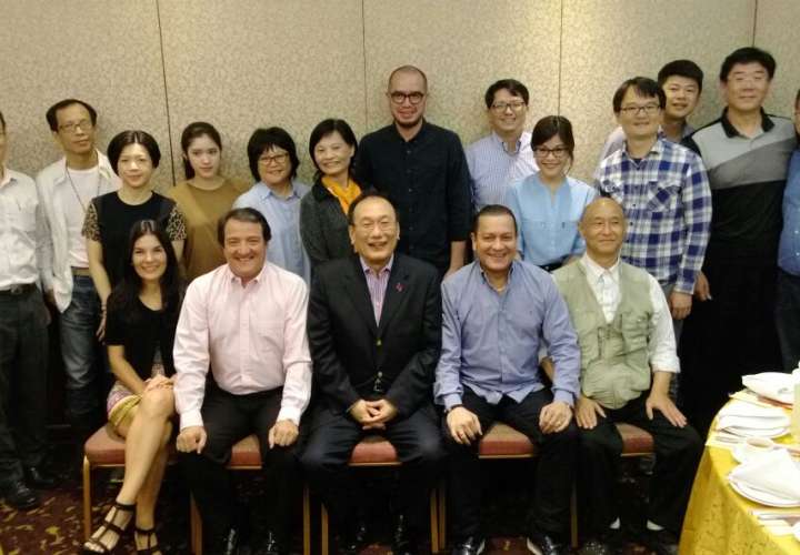 Los compradores taiwaneses asistieron a una cena ofrecida por S.E. Jose Maria Liu, embajador de Taiwán. También estuvieron presentes altos funcionarios del Gobierno. 