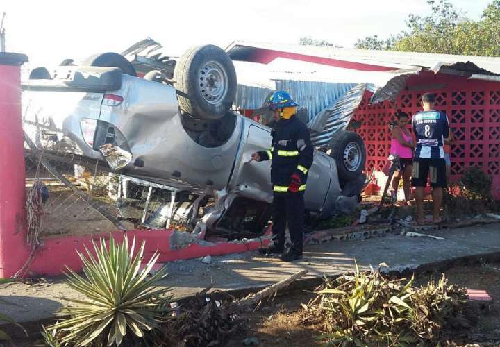 Auto pick up se choca y vuelca contra casa en Chiriquí