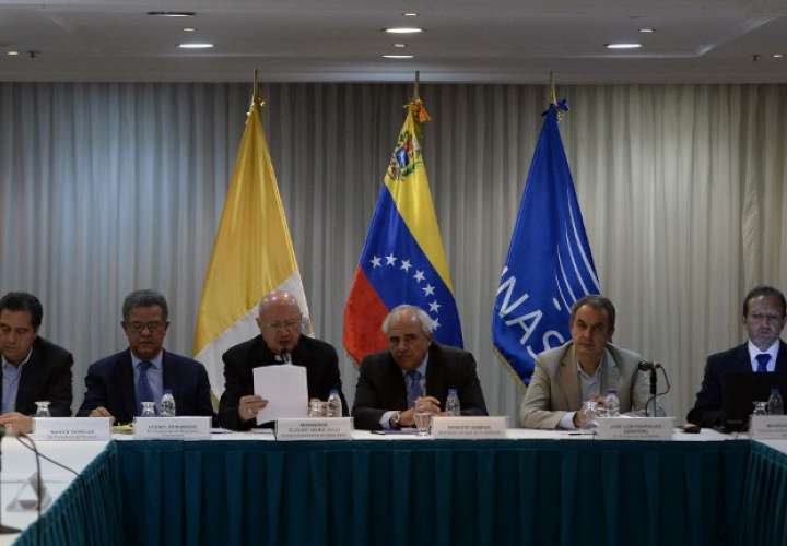 José Luis Rodríguez Zapatero integra junto con los expresidentes Martín Torrijos (Panamá) y Leonel Fernández (República Dominicana) una misión de la Unión de Naciones Suramericanas (Unasur) que promueve el diálogo entre el gobierno y la oposición.  /  AFP