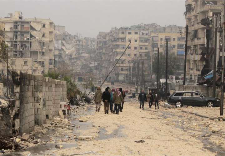 Varias personas caminan por las calles de la ciudad de Alepo, al norte de Siria. EFE/Archivo