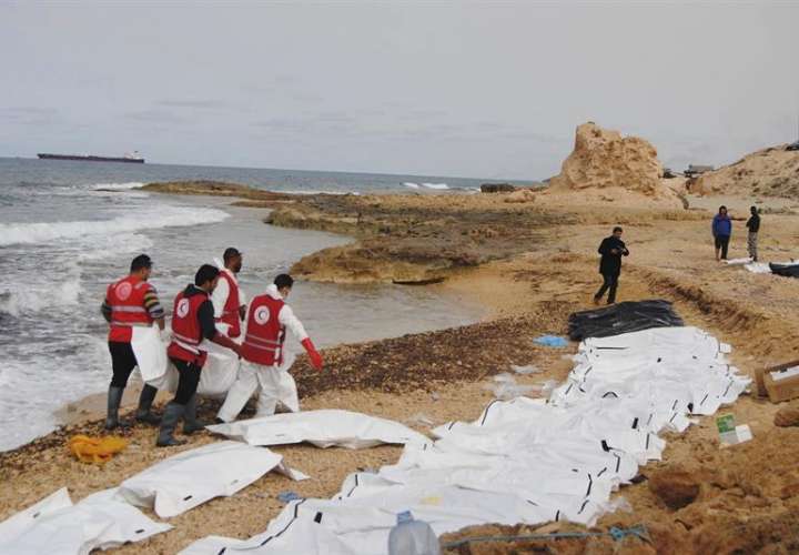 Voluntarios retiran de docenas de cadáveres de refugiados que murieron ahogados y fueron arrastrados hasta la costa cerca de Al Zawiya (Libia).  /  Foto: EFE