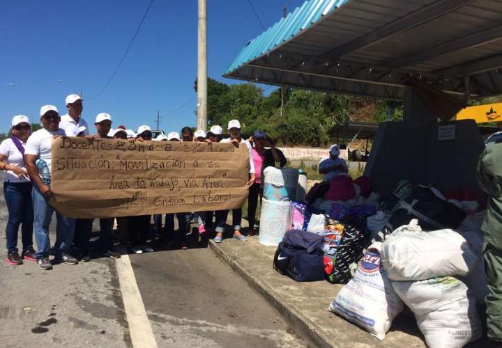 Inicia traslado de docentes que protestaron en San Félix