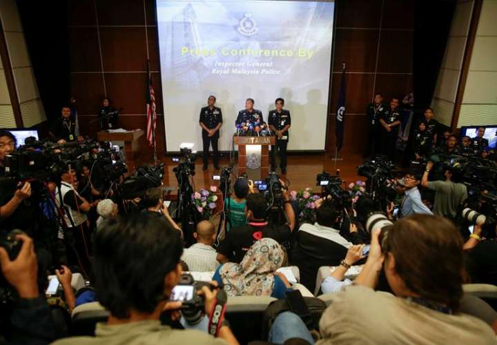 El inspector general de la Real Policía de Malasia (RMP) Khalid Abu Bakar (c) habla en la rueda de prensa ofrecida este miércoles en la sede de la policía en Kuala Lumpur (Malasia). EFE