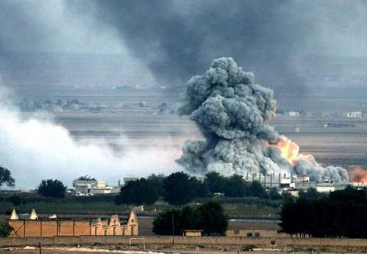 Una explosión tras un bombardeo presuntamente efectuado por la coalición internacional en el norte de Siria. EFE/Archivo