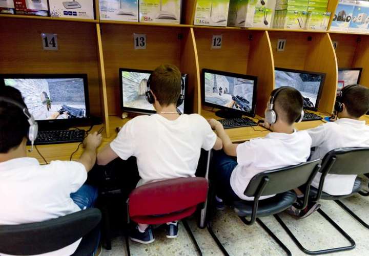 arios adolescentes participan en un juego de ordenador en red en un cibercafé. EFE/Archivo