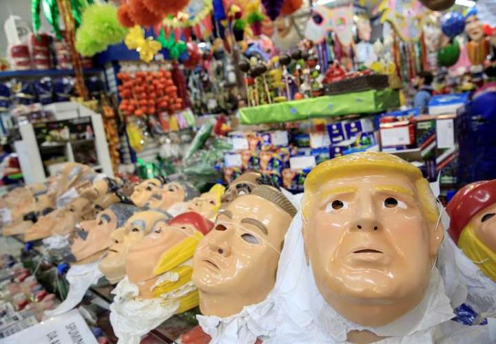 Máscaras del presidente de los Estados Unidos Donald Trump, en una tienda de disfraces en el centro de Sao Paulo (Brasil). EFE