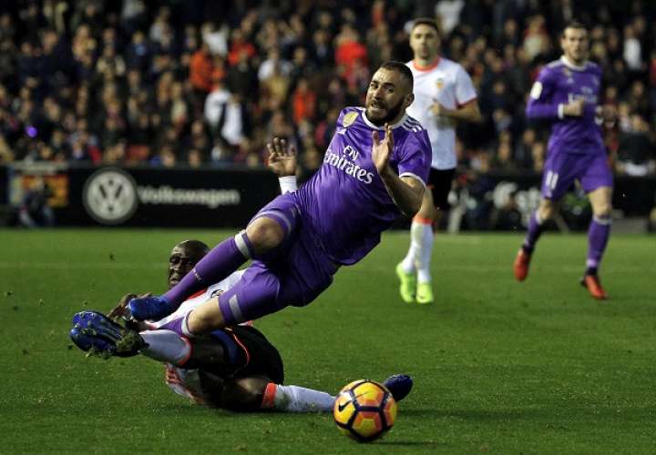 Karim Benzema (d) recibe una falta del defensa Eliaquim Mangala/EFE