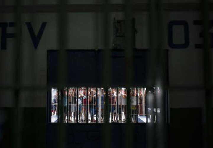 Reclusos tras las rejas en el Pabellón 03 del complejo penitenciario Anisio Jobim, conocido por sus siglas en portugués de Compaj, en Manaus, Brasil. /  Foto: AP