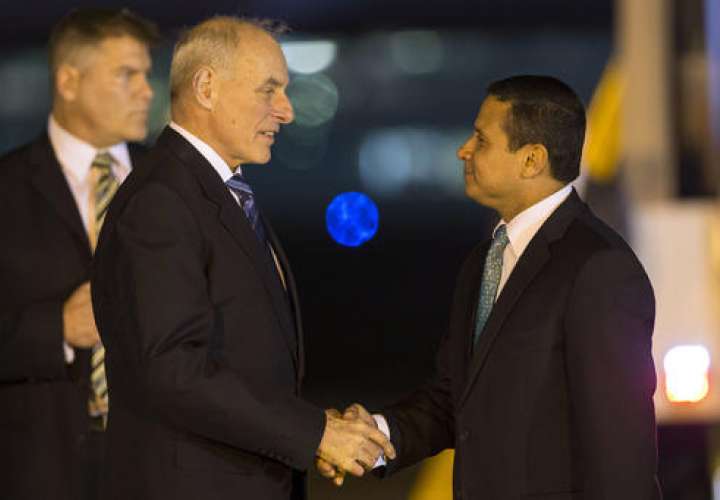 El ministro de Relaciones Exteriores de Guatemala, Carlos Morales, recibió al secretario de Seguridad Nacional, John F. Kelly, en la Base Aérea de La Aurora, en la ciudad de Guatemala.  /  Foto: AP