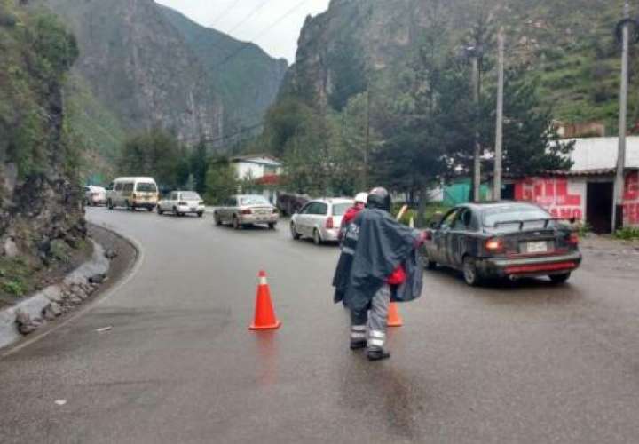 Lluvia obliga a cerrar carretera que une Lima con Perú 