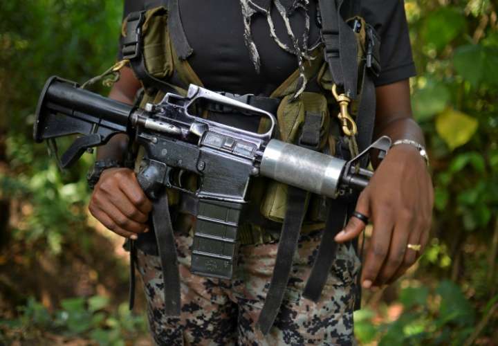 Una combatiente del ELN sostiene un arma en un paraje de Alto Baudo, al noroeste de Colombia.  /  Foto: AFP