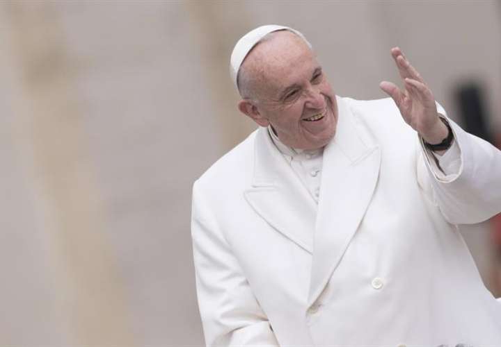 El papa Francisco saluda a los fieles en la plaza de San Pedro en el Vaticano. EFE/Archivo