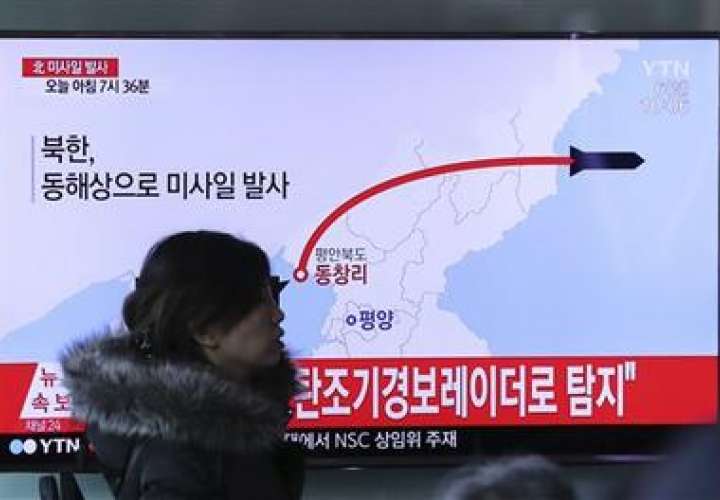 Una persona camina frente a una pantalla de televisión que muestra un noticiero reportando el lanzamienro de un misil de Corea del Norte, en la estación de trenes de Seúl, Corea del Sur, el lunes 6 de marzo de 2017.  /  Foto: AP