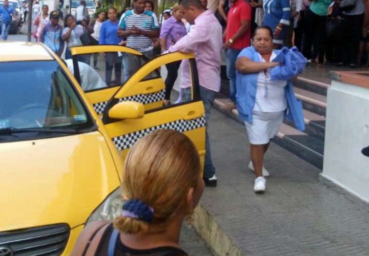 Mujer no alcanzó llegar al Hospital Santo Tomás y dio a luz en un taxi 