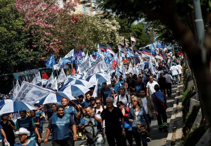 Personas participan en la movilización nacional para reclamar mejoras laborales y salariales en Buenos Aires (Argentina). EFE