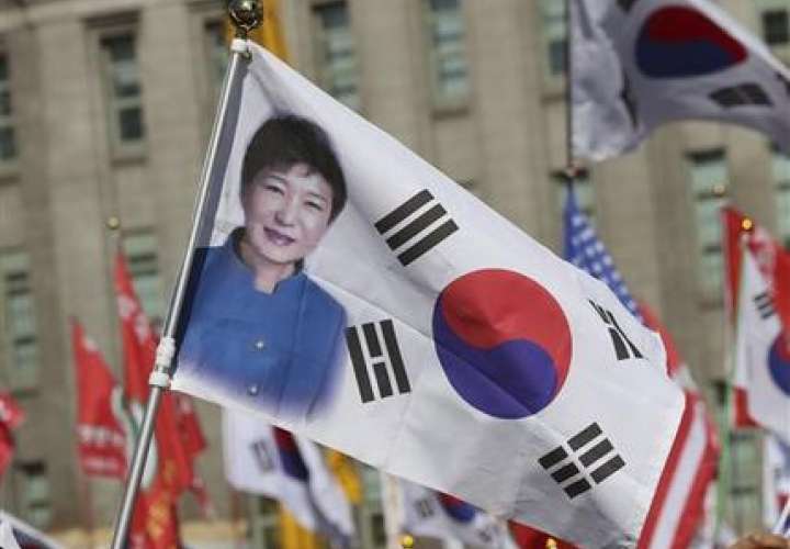 En esta imagen de archivo, tomada el 25 de febrero de 2017, una bandera de Corea del Sur con la imagen de la entonces procesada presdienta del país, Park Geun-hye, durante una manifestación contra su juicio político.  /  AP