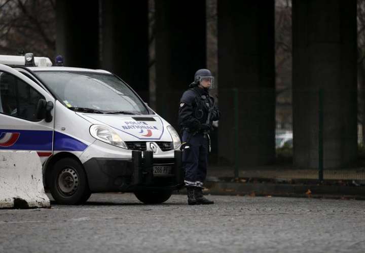 Un agente vigila junto a un coche de policía en Francia. EFE/Archivo