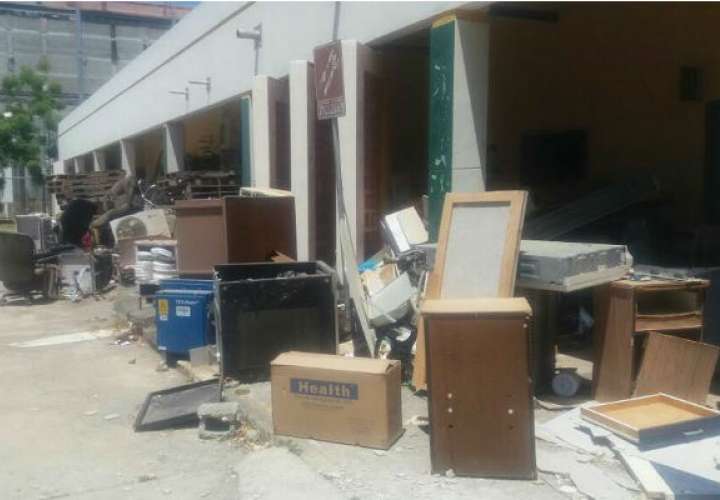 Acumulación de basura y mobiliario en hospital de Las Tablas