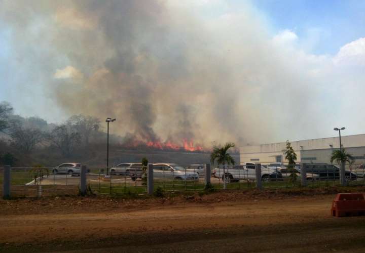Vista general del  incendiado detrás del Minsa_Capsi de Pesé.  / foto: @BCBRP