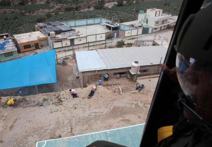Vista aérea desde un helicóptero de la Policía Nacional de Perú en la que se observa a algunos pobladores del poblado Cuculi Villa Pampilla, en Huarochiri, estado de Lima (Perú). EFE
