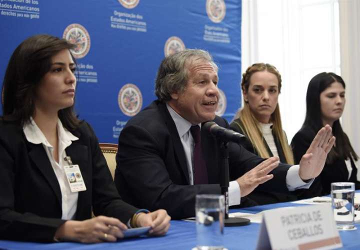 Secretario general de la OEA Luis Almagro (2i), habla junto a Lilian Tintori (2d), Patricia Ceballos (i) y Oriana Goicoechea (d) familiares de políticos presos en Venezuela, durante una conferencia de prensa sobre la situación política de Venezuela.  EFE
