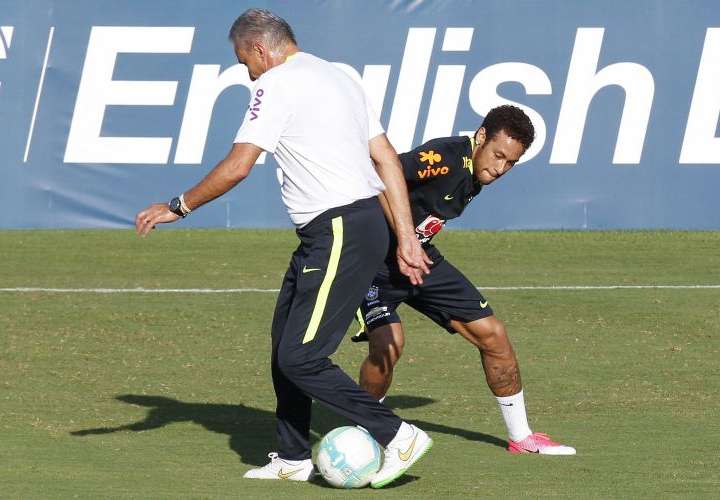 Neymar Jr. completael tridente de Brasil