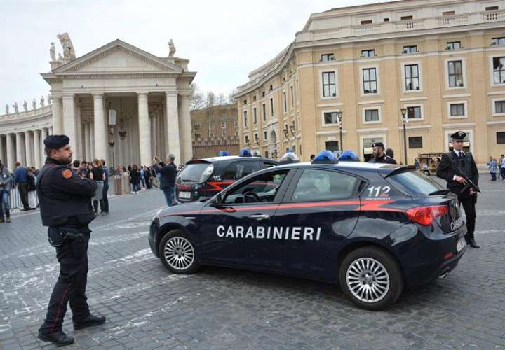 Carabinieri montan guardia cerca de la Colina Capitolina en Roma (Italia), con motivo del dispositivo de seguridad desplegado ante el 60 aniversario del Tratado de Roma. EFE