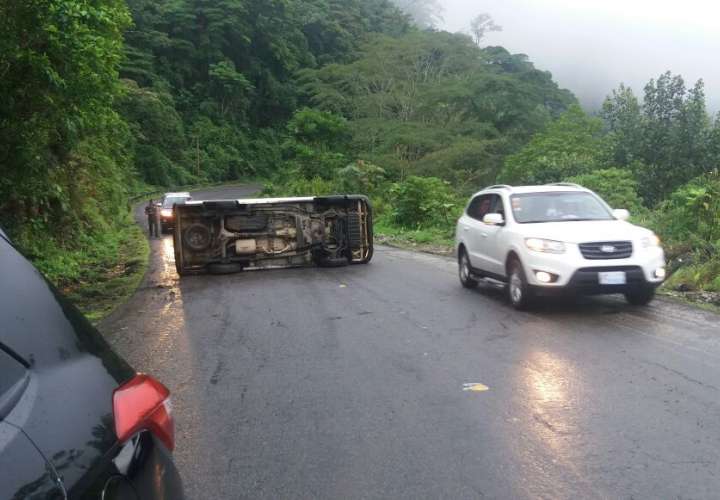 El vehículo quedó atravesado en media vía.  /  Foto: Leonardo Machuca