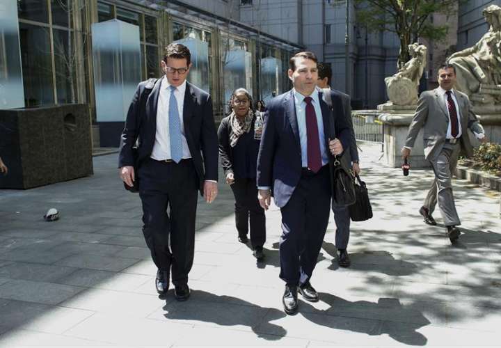 Los abogados Michael Mann (i) y David Rody (d), defensores de los venezolanos Efraín Antonio Campo Flores y Francisco Flores de Freitas, salen de un tribunal, el pasado jueves 12 de mayo de 2016, en Nueva York (EE.UU.). EFE/Archivo