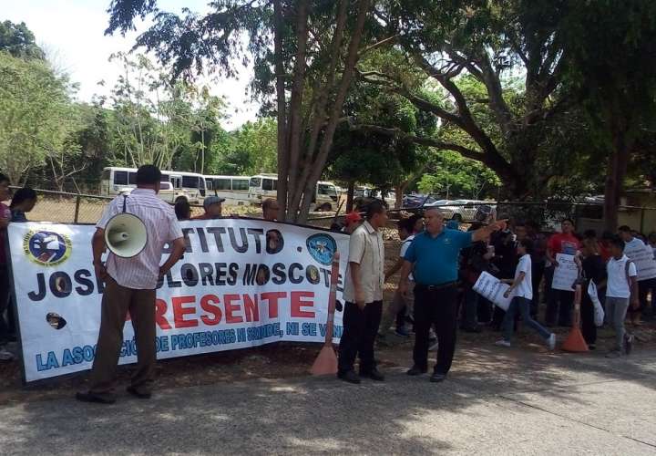 "Moscotistas" protestan en el Meduca para exigir respuestas