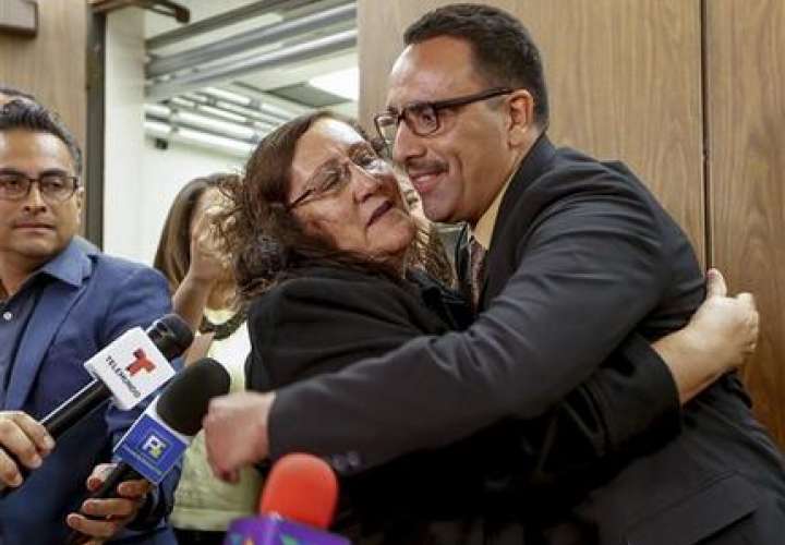 Marco Contreras, de 41 años, abraza a su madre, María Contreras, mientras sus abogados aplauden después de una audiencia en una corte de Los Ángeles durante la cual fue declarado inocente.  /  Foto: AP